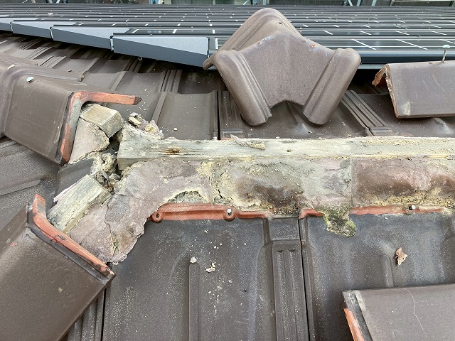 棟瓦を外して点検